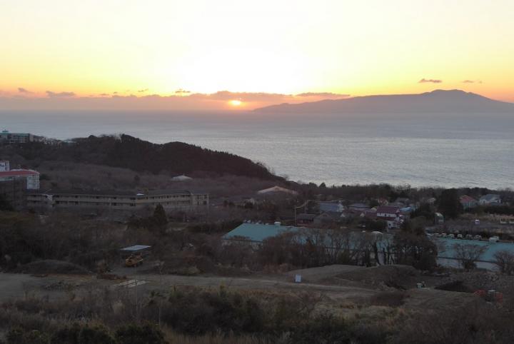 伊豆大島の後ろに太陽が